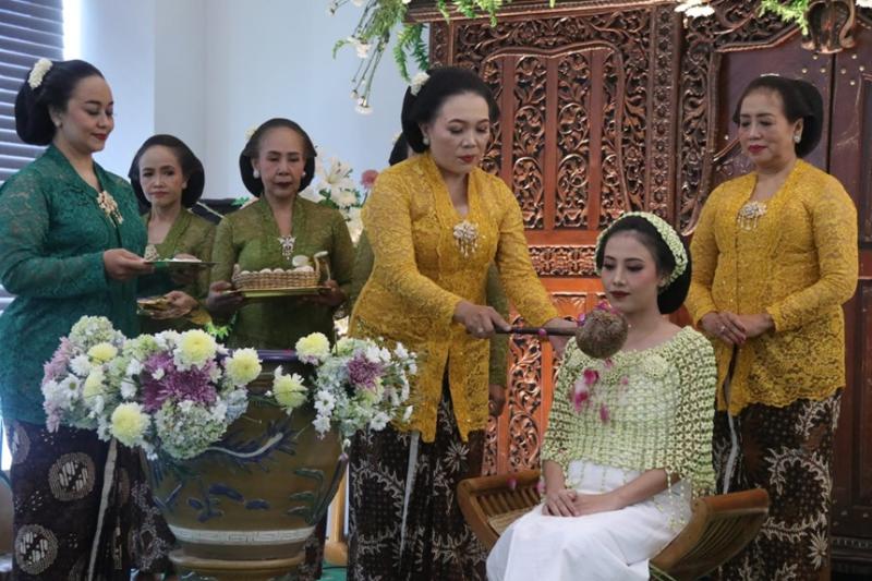 Upacara Adat Mitoni dalam Budaya Jawa